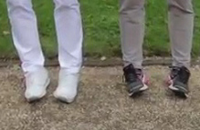 Knickfuss Übung 1: Sich auf
die Aussenkanten der Füsse stellen Knickfuss Übung 1: Sich auf die
Aussenkanten der Füsse stellen