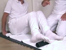 Übung 2 gegen
Hammerzehe (Hallux valgus): Die
innere Fusskante wird auf einer
kleinen Massagerolle vom Hammerzeh
zur Ferse abgerollt Übung 2 gegen Hammerzehe
(Hallux valgus): Die innere
Fusskante wird auf einer kleinen
Massagerolle vom Hammerzeh zur Ferse
abgerollt