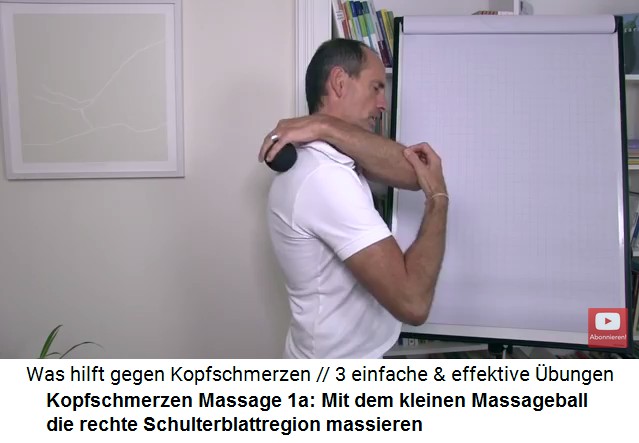 Kopfschmerzen Video 2 Massage 1a: Mit dem
                        kleinen Massageball wird die rechte
                        Schulterblattregion und der obere Rand des
                        Schulterblatts massiert