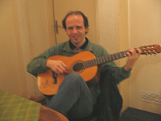 Michael
              Palomino am 8.4.2008 im Caf� Yucca in Z�rich mit Gitarre:
              Der Heuschnupfen ging durch Erkenntnisse �ber die grausame
              Familie weg