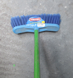 Mit einem Besen den Boden wischen - so geht
Homöopathie: Den Boden säubern Mit einem Besen den
Boden wischen - so geht Homöopathie: Den Boden säubern