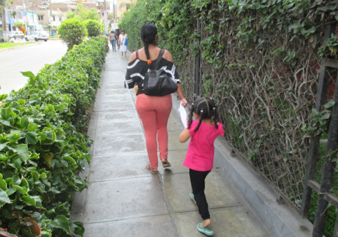 Mutter-Kind-Spiel mit
                              "Abschleppen" an Handtuch