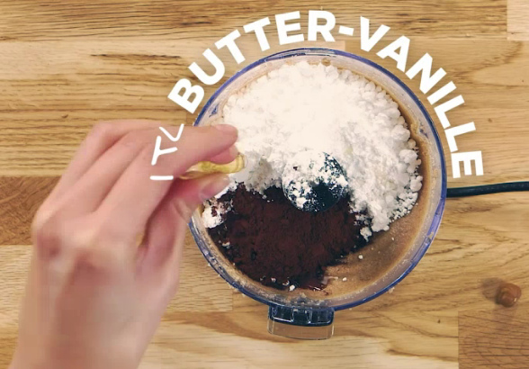 Nutella
                    selber machen 01: Die Mischung: Haseln�sse,
                    geschmolzene Schokolade, Puderzucker, Kakaopulver,
                    Butter-Vanille und 1 �l