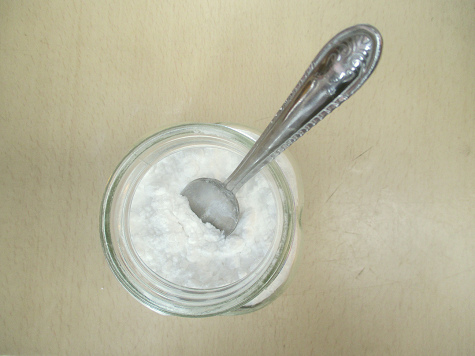Sicht auf das Natron im offenen Glas mit
                  Teel�ffel