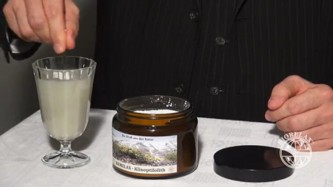 Das
                  Vulkanpulver wird in Wasser einger�hrt und dann 1
                  Stunde vor dem Essen getrunken, z.B. am Morgen