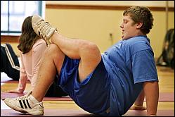 Ein
                    fetter "Amerikaner" mit �bergewicht macht
                    Turn�bungen