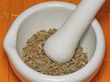 Fenchelsamen werden im M�rser zerstampft