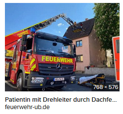 Feuerwehr rettet Patientin mit Drehleiter durch
Dachfenster Feuerwehr rettet Patientin mit
Drehleiter durch Dachfenster