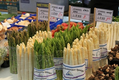 Gr�ner und weisser
                Spargel aus Italien und Deutscheland auf einem Markt