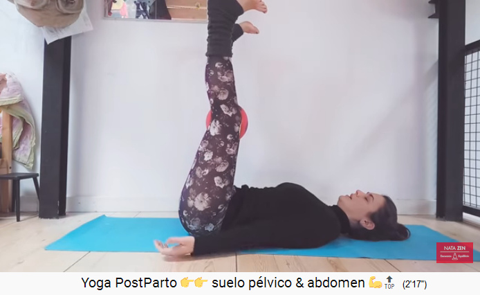 Die Beine werden nach oben
durchgestreckt, so wird die Rückseite
der Beine samt Kniekehlen aktiviert, und
bei jedem AUSATMEN wird der Ball
zusammengedrückt. Bei jedem EINATMEN
werden die Beine entspannt. Die
Beine werden nach oben durchgestreckt,
so wird die Rückseite der Beine samt
Kniekehlen aktiviert, und bei jedem
AUSATMEN wird der Ball zusammengedrückt.
Bei jedem EINATMEN werden die Beine
entspannt.