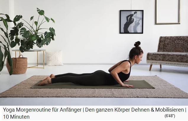 �bung 12 in Bauchlage: Dehnung der
                Vorderseite der F�sse, Bauch, Brust und Lunge sowie
                Entlastung der Bandscheiben