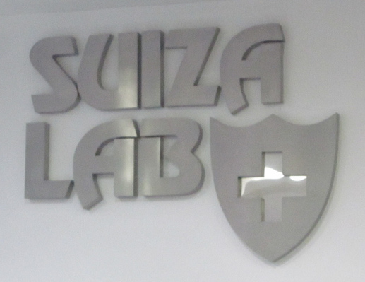 Das Logo "Suiza
Lab" an der Wand der Wartehalle Das Logo "Suiza Lab" an der Wand
der Wartehalle