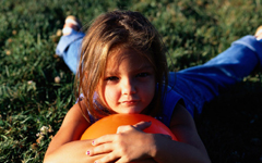 Kinder nehmen proportional mehr
                          Schadstoffe auf als Erwachsene.