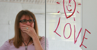 Pintalabios impermeable en
                  un espejo