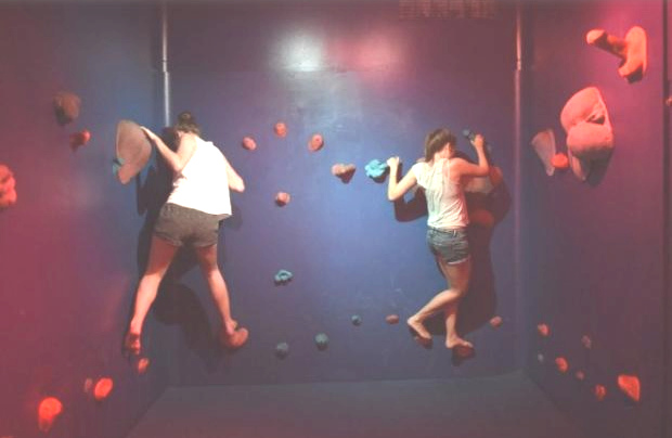 Spassausstellung des
                Sexmuseums New York "Funland": Kletterwand