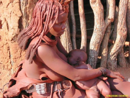 Afrikanerin beim Stillen