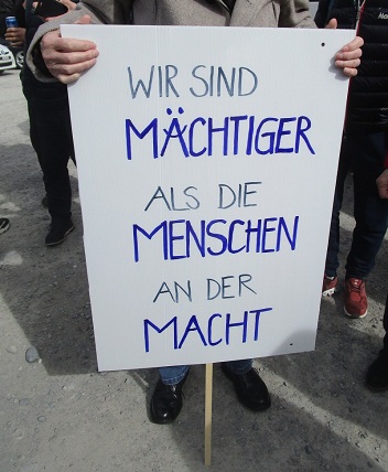 Plakat: "Wir
                  sind m�chtiger als die Menschen an der Macht"