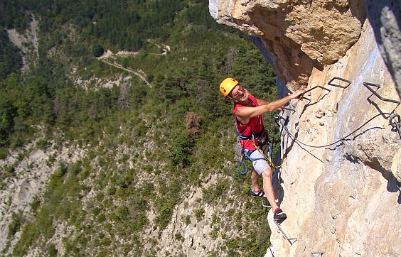 Klettern mit
              Turnschuhen und ohne Schutzkleidung an �berh�ngender
              Felswand, Unfall vorprogrammiert