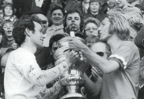 K�bi Kuhn und Karl Odermatt in den
                            1970er Jahren (1973?) am Pokal