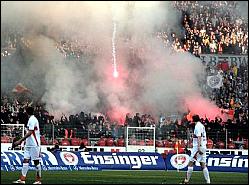 Rauchpetarden (hier beim KSC 2008) sind
                            brandgef�hrlich