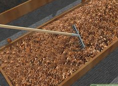 Mulch mit Rechen Mulch mit Rechen