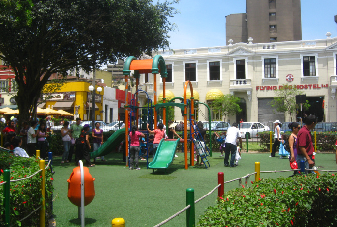 Spielplatz mit Kunstrasen im Parque Kennedy
in Lima (wurde 2015 von Bürgermeister Castañeda
zerstört) Spielplatz mit Kunstrasen im Parque
Kennedy in Lima (wurde 2015 von Bürgermeister
Castañeda zerstört)
