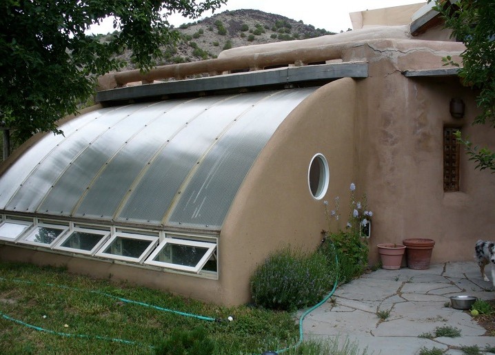 Angebautes Grubengew�chshaus mit einem
                          Dach in Form eines Halb-U von Rob Stout,
                          Embudo, New Mexico ("USA").