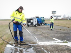 Heisswasser gegen Unkraut in
                  Ritzen, z.B. an einem Flugplatz