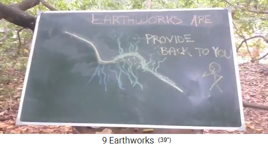 Graben am Hang bewirkt
                    Versickerung, und der Damm wird bewachsen