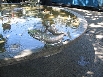 Brunnen am Bellevue
                            mit Fischfigur, Z�rich, Schweiz