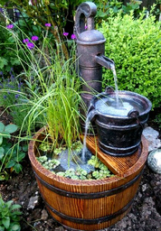 Gartenbrunnen mit Wasserpumpe, Kessel
                    und Zuber