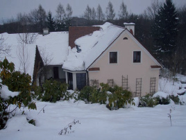 Der Holzerhof in Jennersdorf, das
                  Wohnhaus im Winter