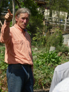 David Holmgren w�hrend einer
                  Tour durch Melliodora 2015