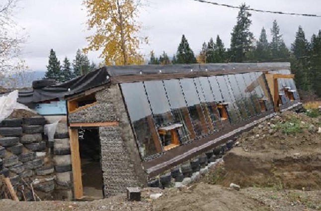 Grubengew�chshaus mit Fensterwand zur
                          Sonnenseite und Abflusskanal - dieses Haus ist
                          ein Erdschiff - siehe darfieldearthship.com