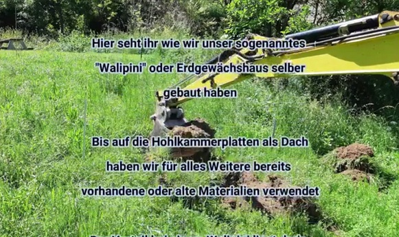 Da ist ein kleiner Abhang im
                              Garten