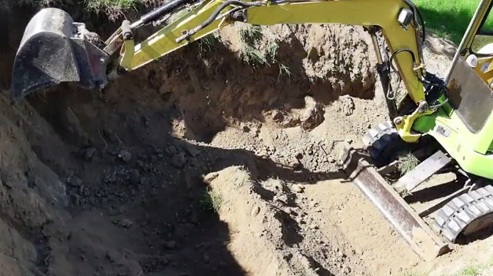 Der Bagger gräbt die Grube am
Abhang Der Bagger gräbt die Grube am
Abhang