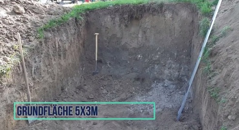 Die Grube ist
                              bald fertig, 5x3m Fl�che und ca. 2m hoch