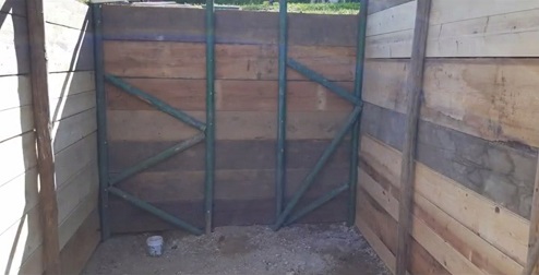 Die R�ckwand wird noch mit
                              Querstreben verst�rkt, wo der Hang dr�ckt