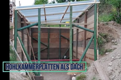 Als Dach wird eine Hohlkammerplatte
gesetzt Als Dach wird eine
Hohlkammerplatte gesetzt