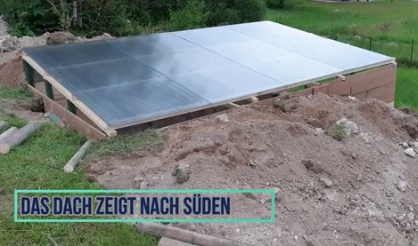 Das Dach (Hohlkammerplatte), Sicht
halb schräg Das Dach
(Hohlkammerplatte), Sicht halb schräg