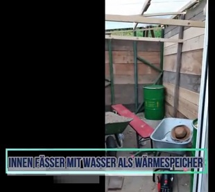 Als zus�tzlicher
                              W�rmespeicher werden 2 Wasserf�sser in die
                              Ecken gestellt.