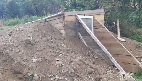 Der Eingangsbereich
                              wird mit schr�gen W�nden vergr�ssert und
                              mit Erde aufgesch�ttet