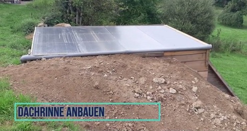 Nun wird eine
                              Dachrinne angebaut (die Sammlung von
                              Regenwasser ist im Video NICHT gezeigt)