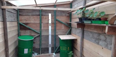 Im Innenraum sind nun 2
Wasserfässer und Regale Im Innenraum
sind nun 2 Wasserfässer und Regale