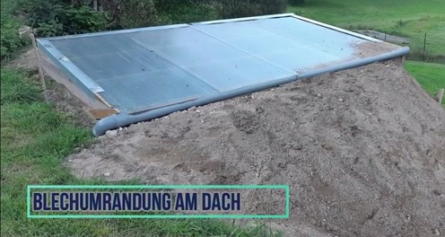 Der Dachrand wird mit einer
Blechumrandung gesichert Der
Dachrand wird mit einer Blechumrandung
gesichert