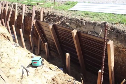 Die Pfosten der vorderen
                              Wand sind vorbereitet