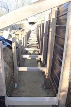 Im Graben sind
                              Distanzhalter angebracht