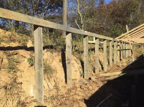 Nun wird die R�ckwand vorbereitet mit
                              S�ulen und einen grossen Querbalken