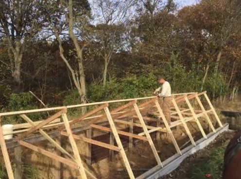 die Dachkonstruktion ist bald
                              fertig