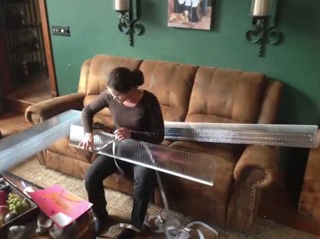 Jemand bereitet die Fenster
                              (Polycarbonat-Hohlkammerplatten) vor